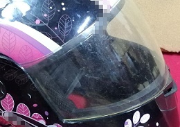 Motorizados a usar el casco adecuadamente o les cascan el bolsillo
